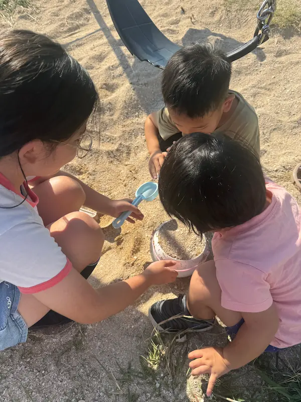 公園で遊ぶ子供