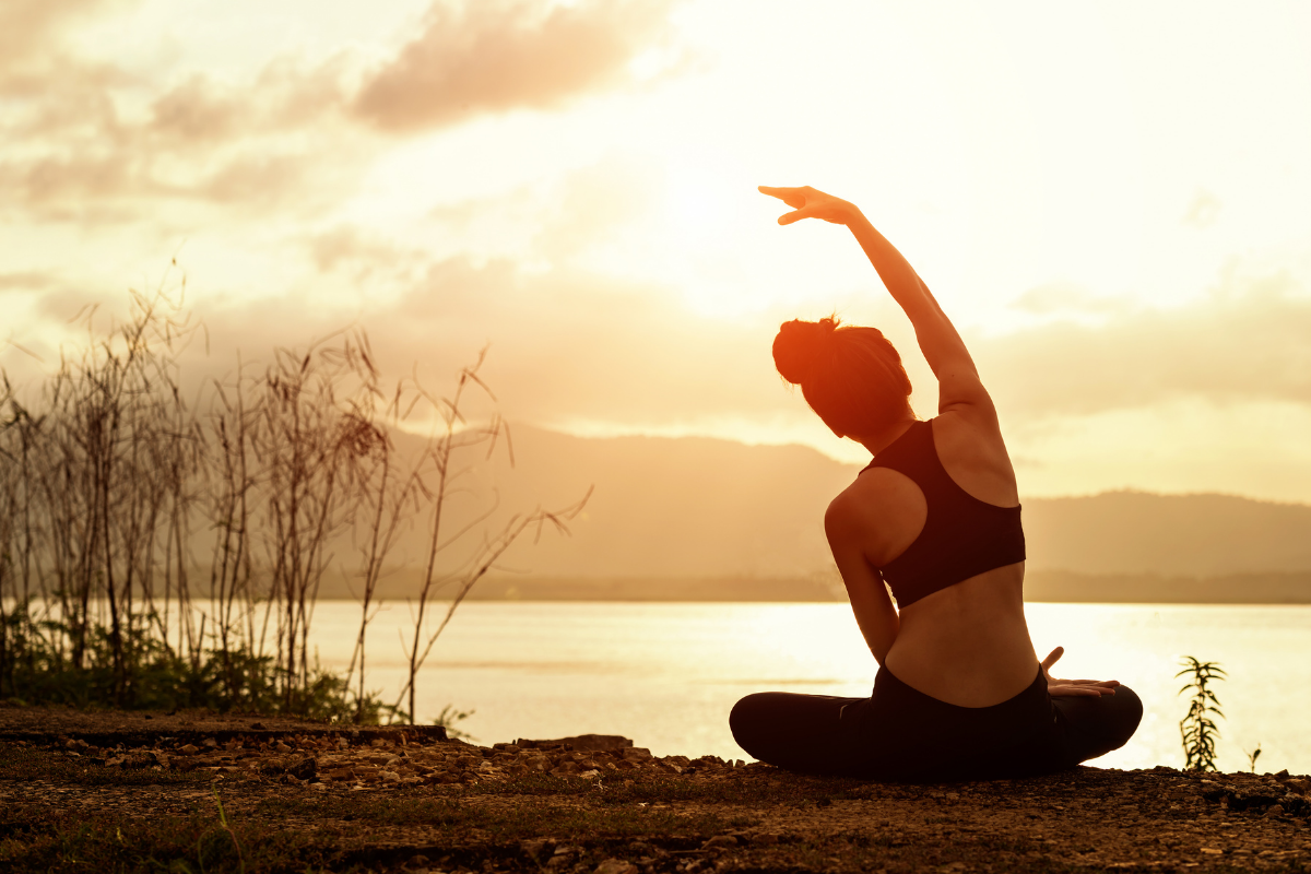 サンセットヨガをする女性