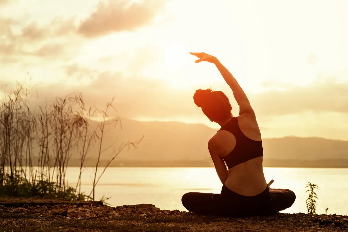サンセットヨガ女性